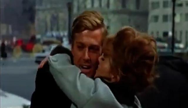 Addio a Robert Redford: la scena cult con Jane Fonda in “A piedi nudi nel parco” (1967)