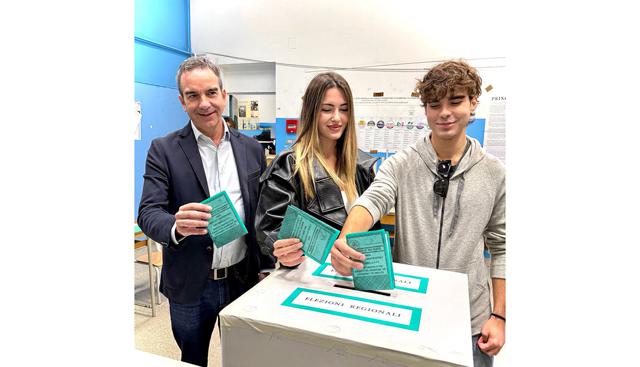 Elezioni in Calabria, Occhiuto va a votare a Cosenza. Con lui tutta la famiglia- VIDEO