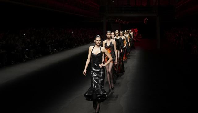 Roberto Cavalli, nemmeno la cura Azzolari salva la maison: nel 2024 schizzano le perdite. E ora i fondi vogliono la griffe 