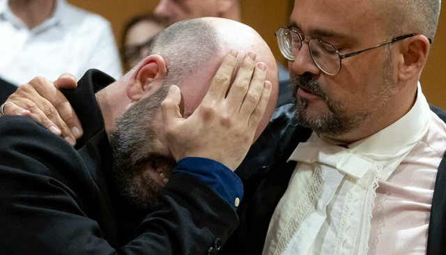 Saviano in lacrime dopo la condanna del boss: "Mi hanno rubato la vita"