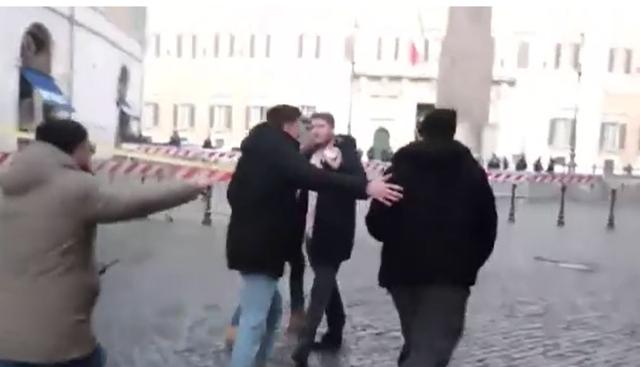 Sciopero taxi a Roma, scontro con i Radicali: “Aggrediti con sputi e calci”