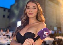 Rossella Petrillo, la giornalista illumina il Viola Carpet e fa sognare i tifosi alla presentazione della Fiorentina - FOTO