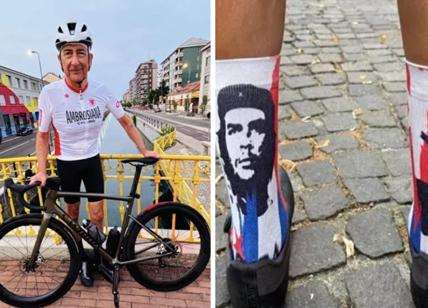 Sala in bici da Milano alla Liguria: la polemica per il curioso dettaglio dei calzini di Che Guevara