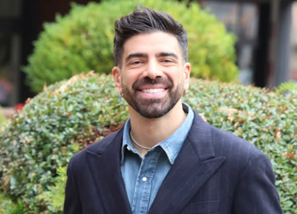 Sanremo Giovani 2026, parte in seconda serata su Rai2 la corsa delle nuove promesse al palco dell'Ariston