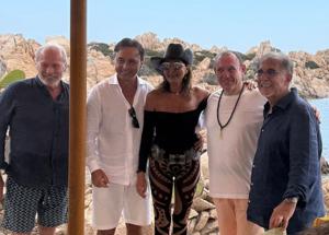 Ignazio La Russa e Daniela SantanchÃ¨ in tenuta da vacanza in Sardegna tra pesce crudo e vino bianco