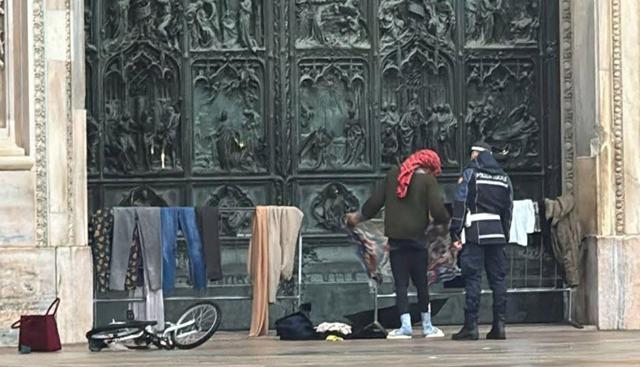 Milano: stende i panni sul sagrato del Duomo (foto: facebook Silvia Sardone)