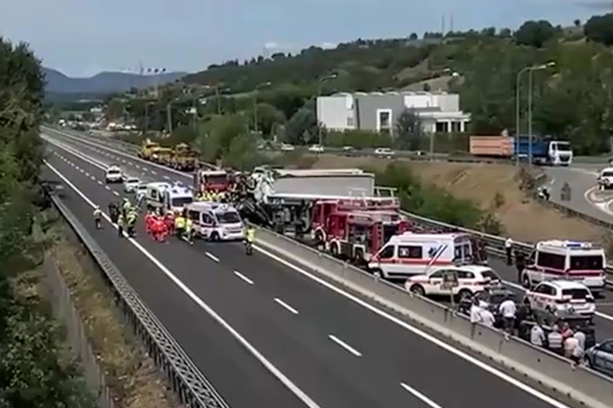 scontro in a1 tra arezzo e firenze tre vittime le immagini dall8217alto mostrano la scena dell8217impatto