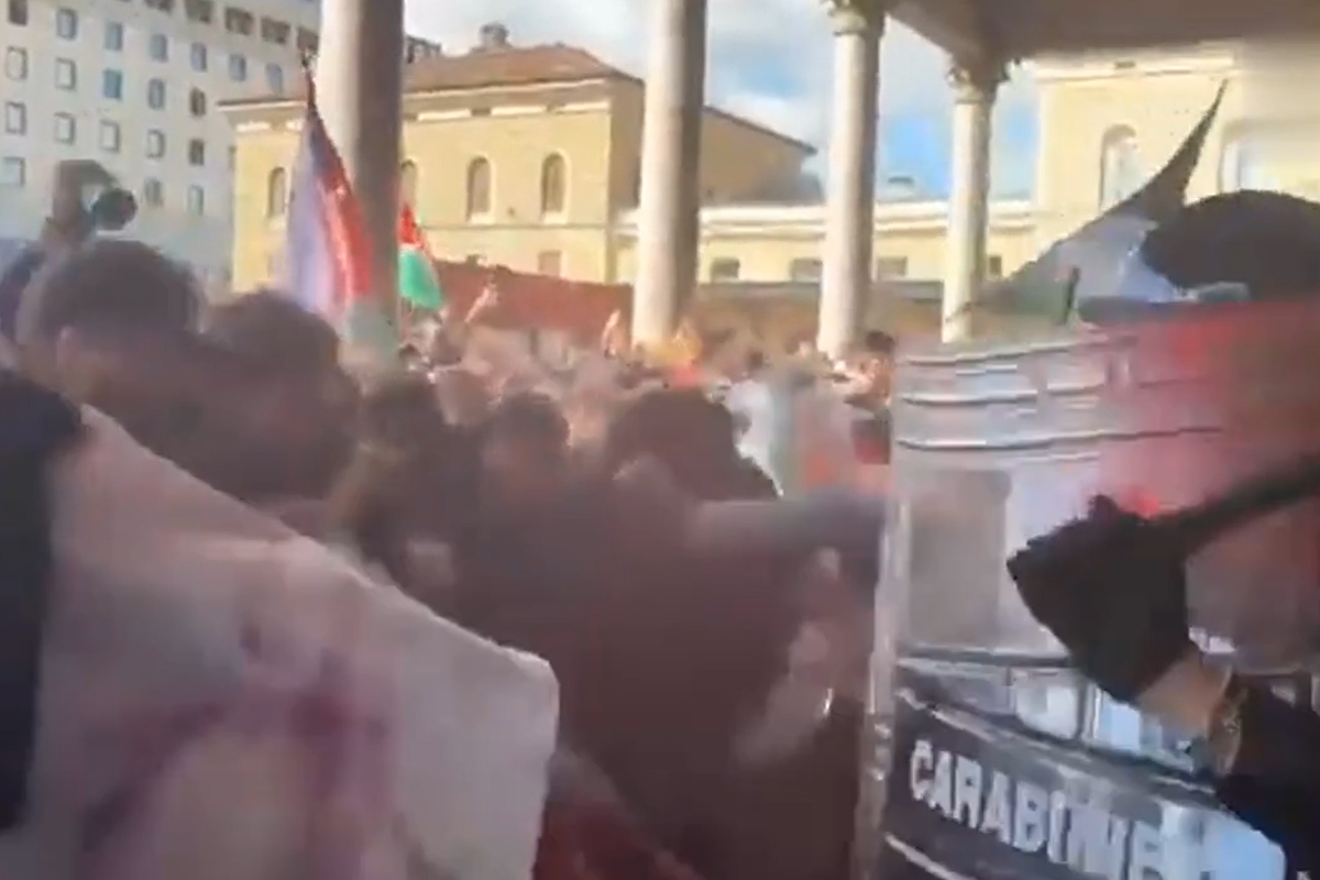 caos a bologna scontri in stazione manganellate agli studenti in corteo per la flotilla video