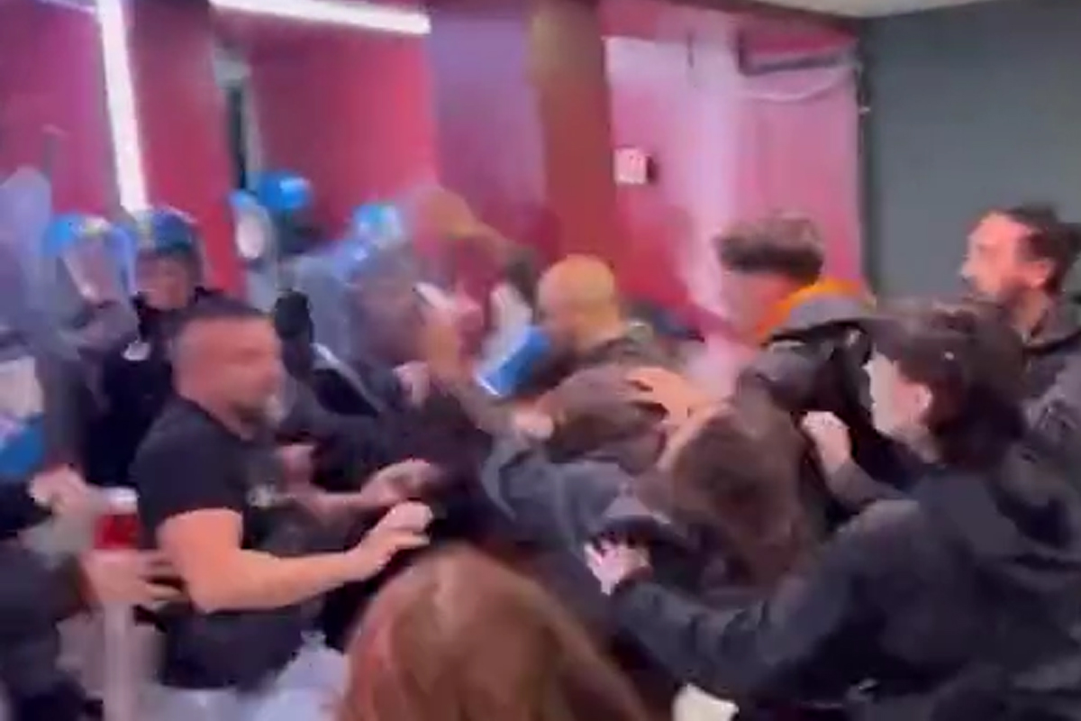 Sciopero per Gaza a Milano, scontri in Stazione Centrale: cariche della polizia contro i manifestanti