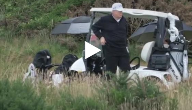 Trump in Scozia gioca a golf