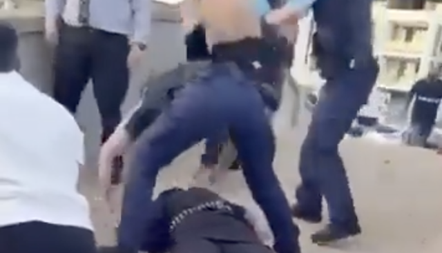 Australia, due uomini sparano sulla folla a Bondi Beach durante la festa dell'Hanukkah: "Molti morti e feriti". FOTO