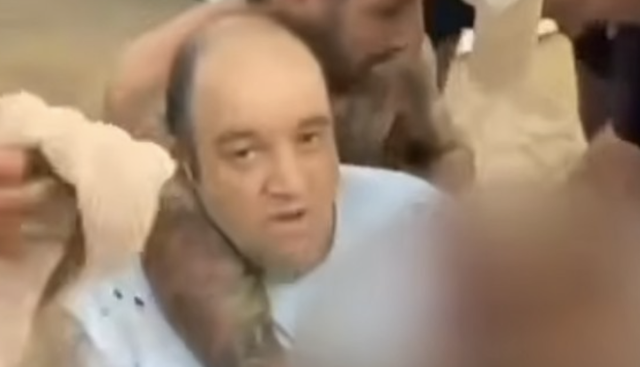 Australia, l'eroe che ha fermato uno degli attentatori e si è preso due proiettili ha un nome e un cognome. Ecco chi è