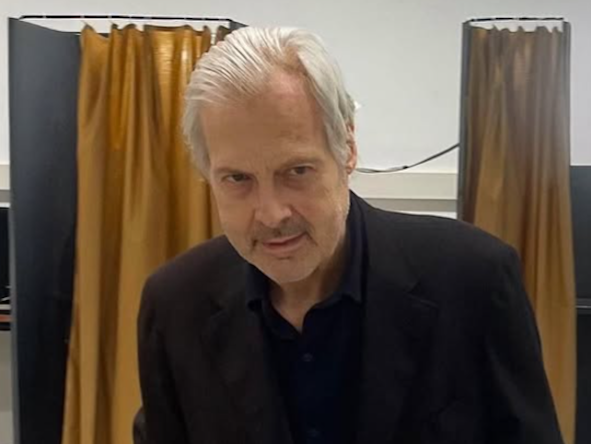 Elezioni Marche, Vittorio Sgarbi alle urne per il voto: il critico d'arte è irriconoscibile. Le prime foto dopo la depressione e il ricovero
