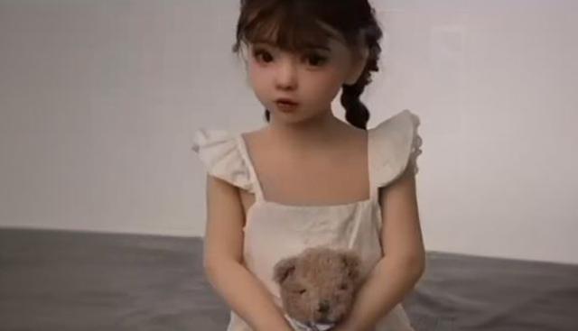 Bufera su Shein in Francia: accusata di vendere bambole sessuali dall’aspetto infantile