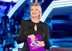 Grande fratello, prima l'Isola e poi la versione vip del GF: i piani di Mediaset per dare "respiro" al format. Retroscena