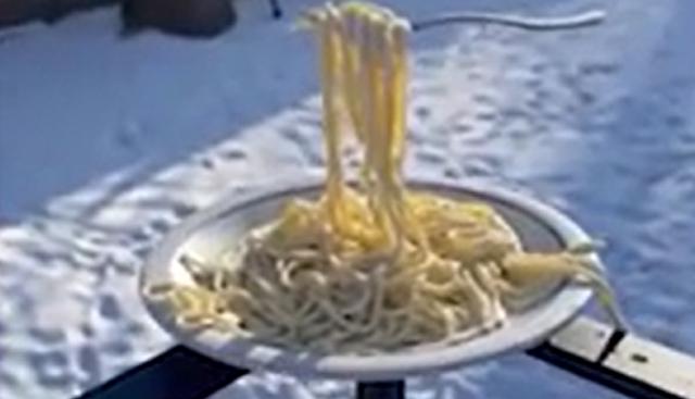 Freddo record in Minnesota: l’esperimento con gli spaghetti stupisce il web