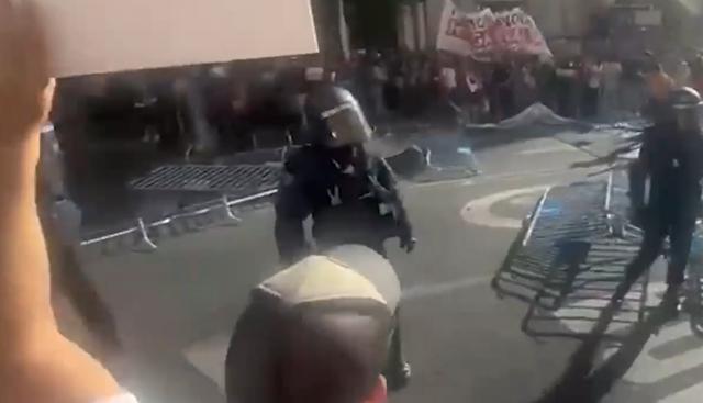 Spagna, scontri tra polizia e attivisti pro-Palestina bloccano la Vuelta a Madrid