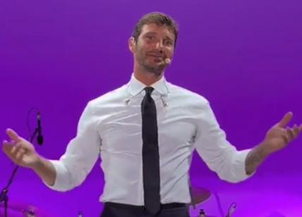 Stefano De Martino commosso per la dedica di Dora: "Ho 80 anni ma sei la mia vita"