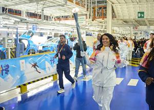 Milano Cortina 2026: la Fiamma Olimpica all'Alfa Romeo di Pomigliano