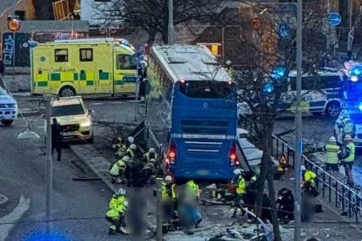 Panico a Stoccolma (Svezia), bus si schianta contro una fermata: morti e feriti. Arrestato l Panico a Stoccolma (Svezia), bus si schianta contro una fermata: morti e feriti. Arrestato l