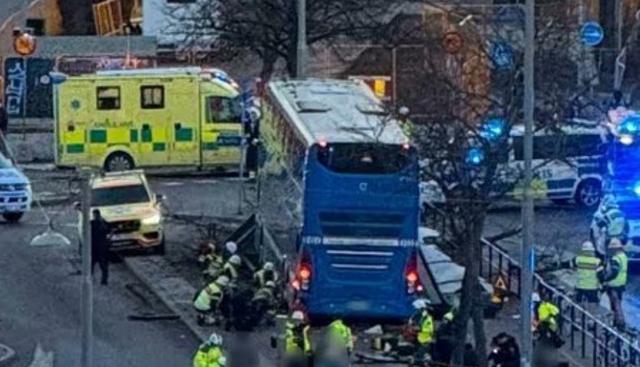 Panico a Stoccolma (Svezia), bus si schianta contro una fermata: morti e feriti. Arrestato l'autista