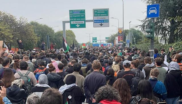Milano, i manifestanti pro Gaza occupano la tangenziale est