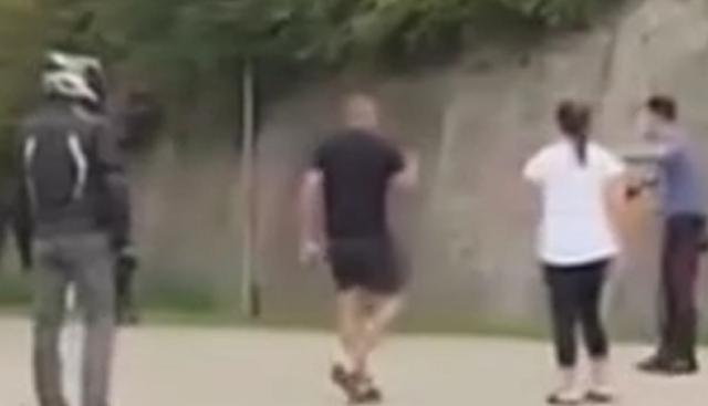 Paura a Bologna, uomo minaccia i passanti con una fiamma ossidrica. Bloccato con il taser. VIDEO