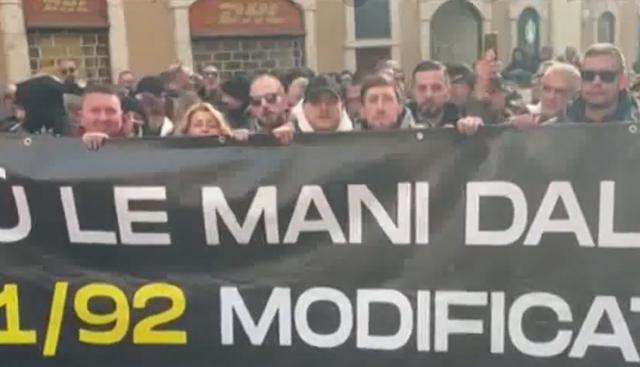 Sciopero tassisti, il corteo a Montecitorio con cori di protesta e fumogeni