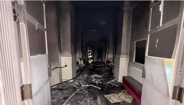 Napoli, a fuoco il teatro Sannazaro: la cupola crolla sulla platea. Primi danni stimati tra i 60 e i 70 milioni di euro