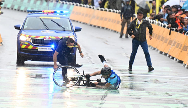 Tour de France, tifoso invade il traguardo in bici: la polizia lo abbatte e lo arresta. Rischia il carcere