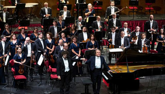 Emmanuel Tjeknavorian e Rudolf Buchbinder (Foto di Angelica Concari-Orchestra Sinfonica di Milano) Emmanuel Tjeknavorian e Rudolf Buchbinder (Foto di Angelica Concari-Orchestra Sinfonica di Milano)