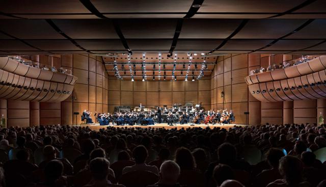 Tjeknavorian dirige l_Orchestra Sinfonica di Milano (foto di Angelica Concari)