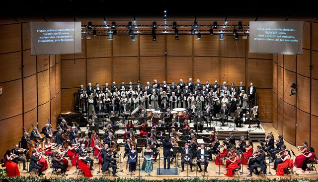 Tjeknavorian dirige Orchestra e Coro Sinfonici di Milano nella tradizionale Nona di Capodanno  (foto Angelica Concari)