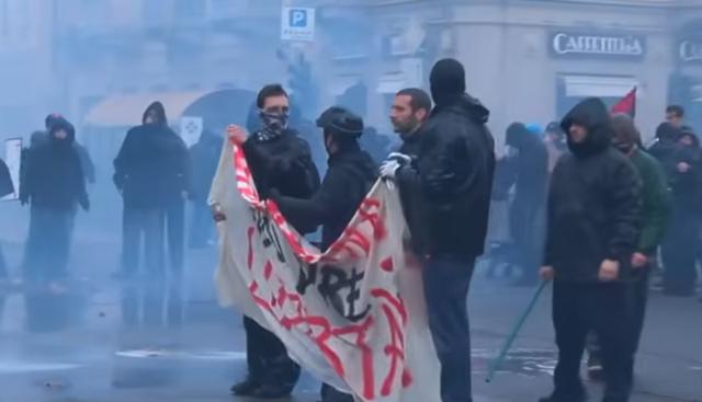Sgombero Askatasuna, guerriglia a Torino: i manifestanti attaccano la polizia. ATTENZIONE: immagini molto forti