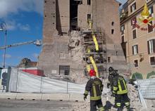 Crollo Roma, morto l'operaio rimasto per 11 ore sotto le macerie. La procura apre un'inchiesta per omicidio colposo