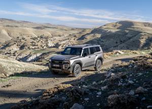 Nuovo Toyota Land Cruiser Hybrid 48V: il leggendario SUV ora anche mild hybrid, senza perdere il suo DNA off-road