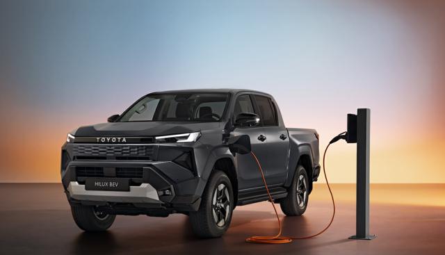 Toyota svela Hilux elettrico e FCEV: svolta nei pick-up