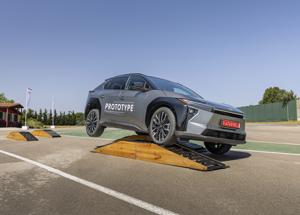 Nuovo Toyota bZ4X 2025: il SUV elettrico che ridefinisce efficienza, design e piacere di guida