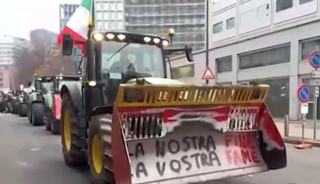 Ok al Mercosur dopo anni di trattative, trattori in piazza seminano il caos a Milano. VIDEO