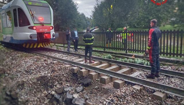 Maltempo al Nord, treno sulla Milano-Lecco si arresta a pochi metri da una voragine