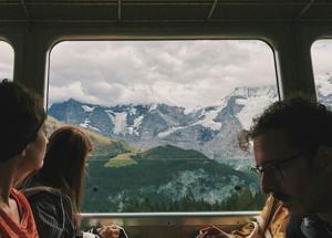 Dalle cartoline ai paesaggi alpini: la tendenza travel che non ti aspetti (e che sta riempiendo i treni per Parigi)