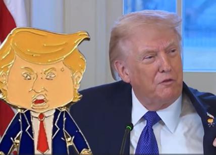 Trump sfoggia la spilletta di sé stesso in versione cartoon: "Si chiama 'Happy Trump'. Ma io..." - Il video virale