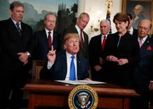 Usa, colpo basso per Trump: la Corte Suprema boccia i dazi. Ma il tycoon rilancia: "Ora imporrò a tutti una tariffa del 10%"