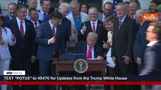 Trump firma il "One Big Beatuful Bill", poi batte con il martelletto sul tavolo tra gli applausi