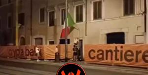 turisti roma bandiera italiana