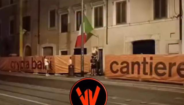 Roma, turisti strappano la bandiera italiana: il video della vergogna fa il giro del web