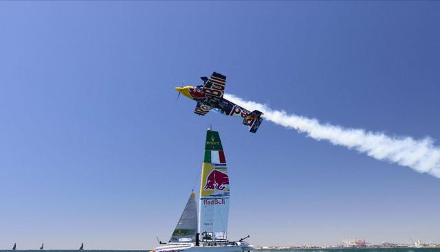 Matt Hall "duetta" con il catamarano del Red Bull Italy SailGP Team (Credit: Red Bull Italy SailGp Team)