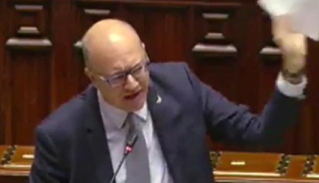 Valditara attacca l’opposizione alla Camera: "Falsità sui femminicidi, vergognatevi!". Scoppia la bagarre