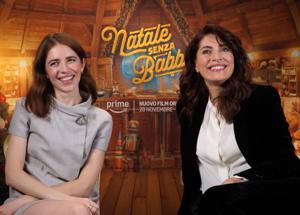 Â Valentina Romani: "Misurarmi con un personaggio che ha dei poteri? Estremamente divertente". Caterina Murino: "La mia Befana? Stronzetta con un cuore immenso" - Natale senza Babbo, l'intervista