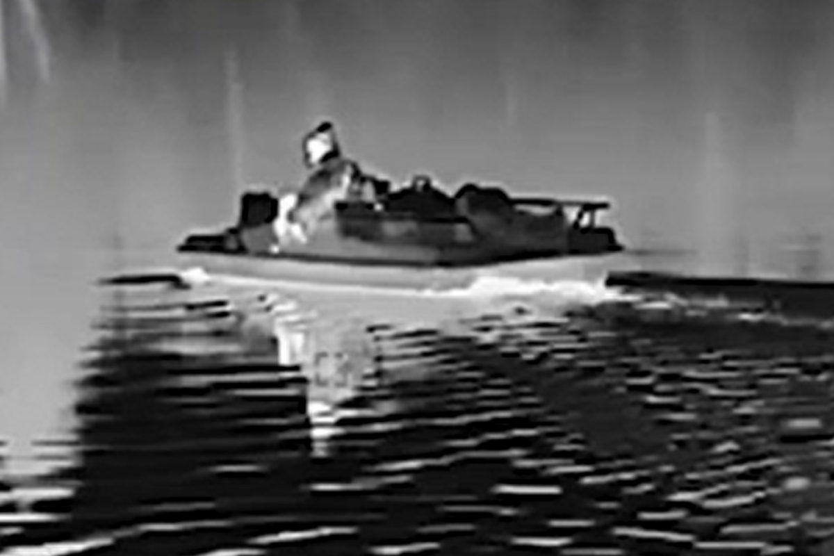 Varese, le immagini della fuga di Elia Del Grande in pedalò. VIDEO